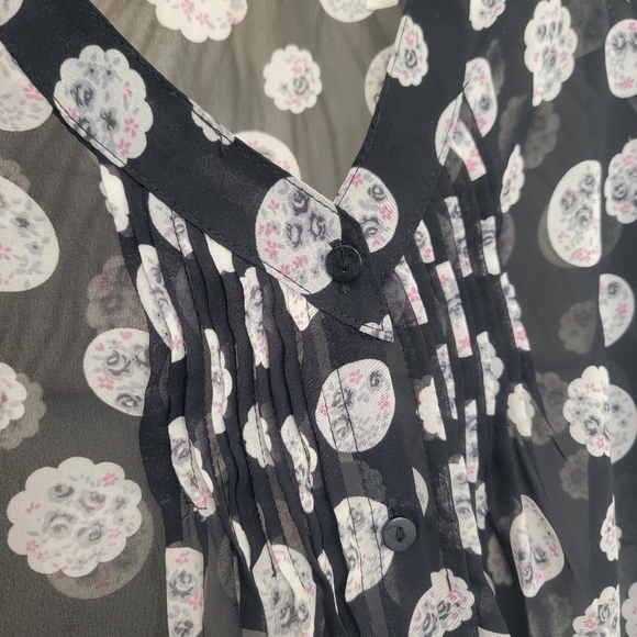 LC Lauren Conrad Semi Sheer Chiffon Black Floral Pleat Button Front Blouse XS - Picture 4 of 12